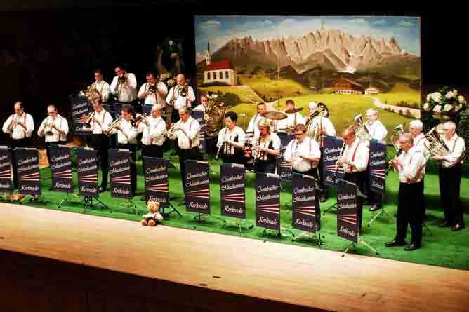 Persfoto van Crombacher Muzikanten Blaaskapel bij OktoberfeestArtiesten.nl