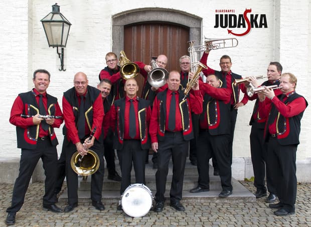 Persfoto van Judaska blaaskapel bij OktoberfeestArtiesten.nl