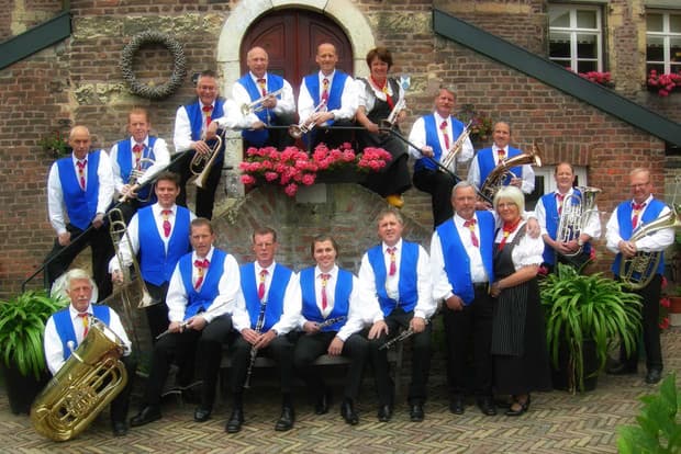 Persfoto van De Limburgse Boereblaoskapel bij Oktoberfeestartiesten.nl