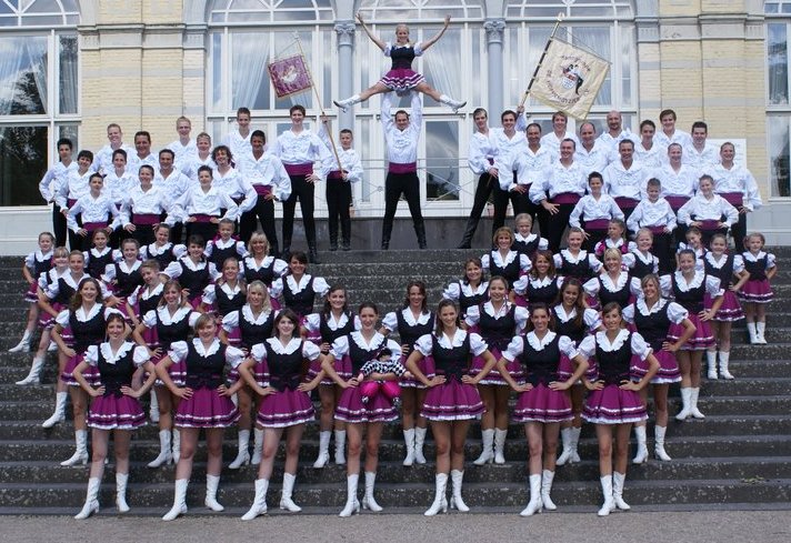 Dansgroep De Höppemötzjer boeken bij Oktoberfeestartiesten.nl Foto van De Höppemötzjer, Duitse dansgroep voor carnaval of oktoberfest