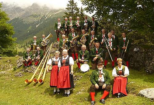 Persfoto van Die Edelweiskapelle blaaskapel bij OktoberfeestArtiesten.nl