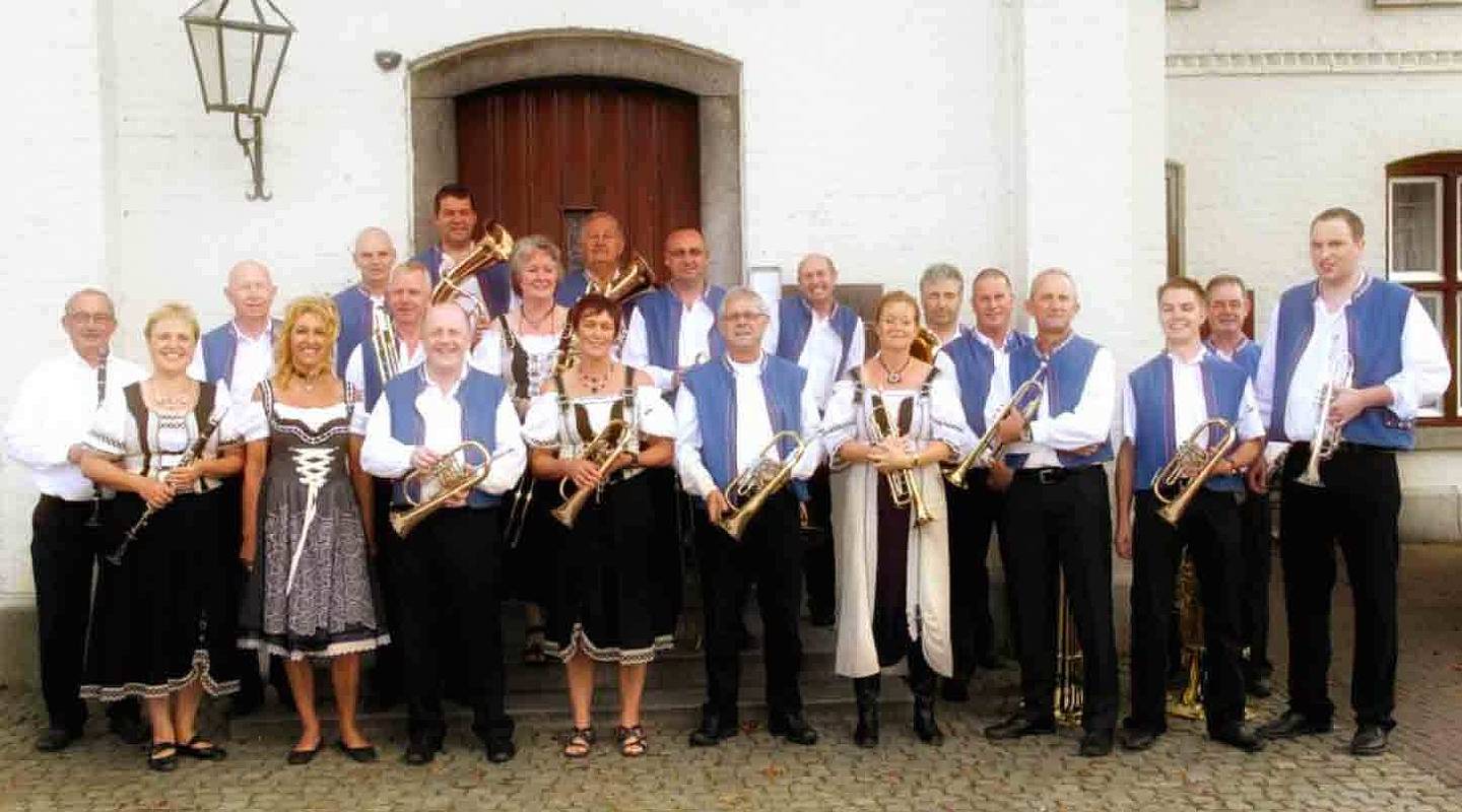 Persfoto van de Breethaler blaaskapel bij OktoberfeestArtiesten.nl