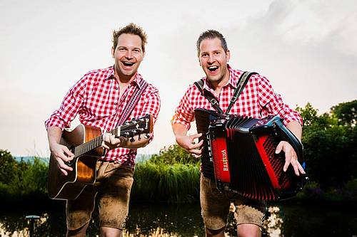 Persfoto die Rodensteiner duo bij OktoberfeestArtiesten