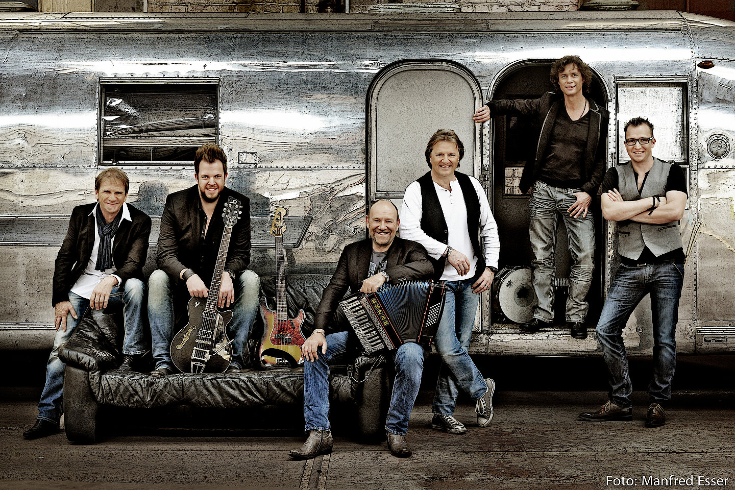Paveier boek je direct via Oktoberfeesten.nl Persfoto van Paveier Kölschs band bij Oktoberfeestartiesten.nl