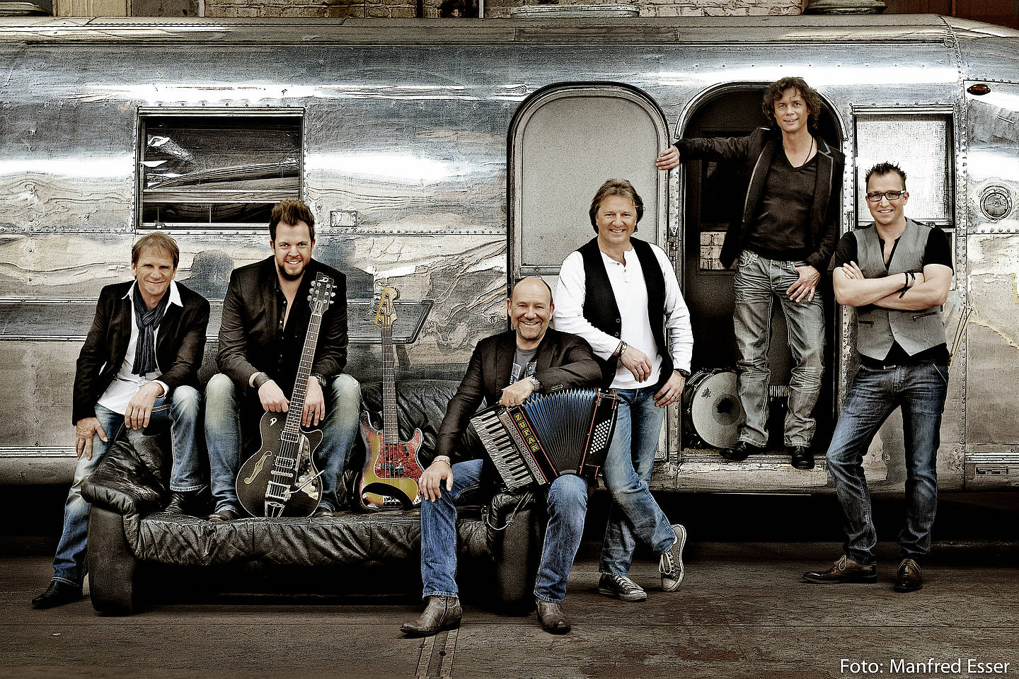 Paveier boek je direct via Oktoberfeesten.nl Persfoto van Paveier Kölschs band bij Oktoberfeestartiesten.nl