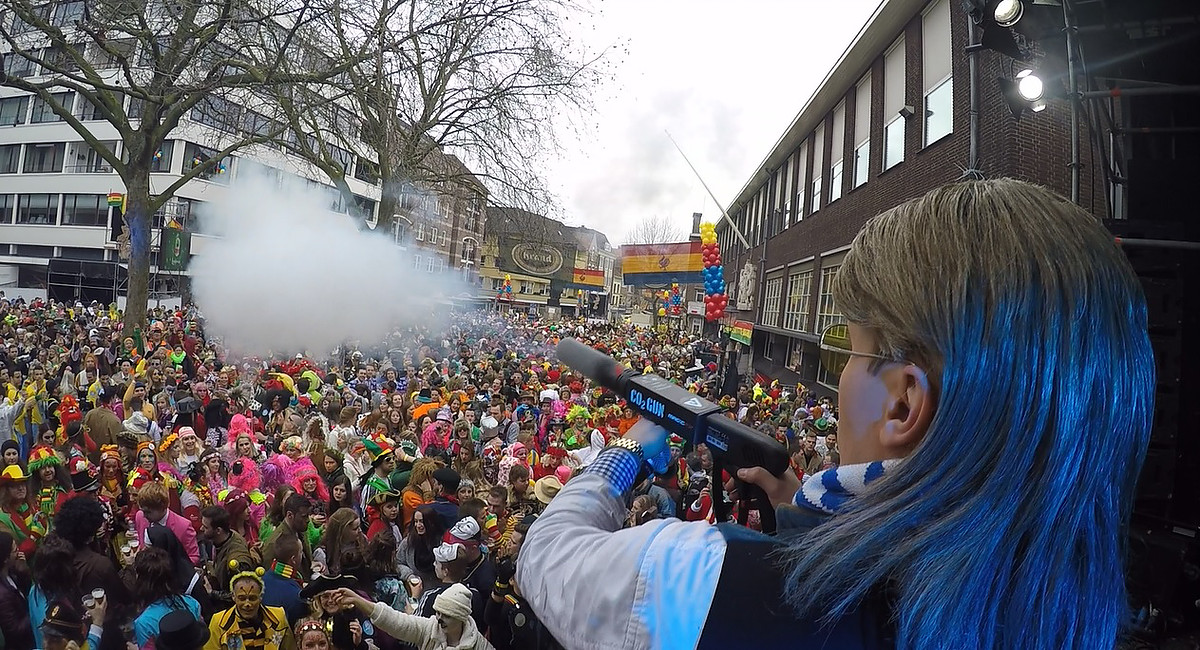 DJ Otto Wunderbar tijdens een optreden met carnaval in Venlo Carnavalsartiesten zoals DJ Otto Wunderbar boek je bij Oktoberfeestartiesten.nl