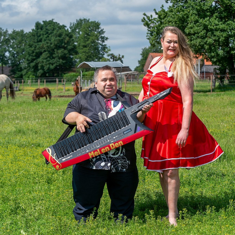 Persfoto Mel & Den oktoberfeestartiesten.nl